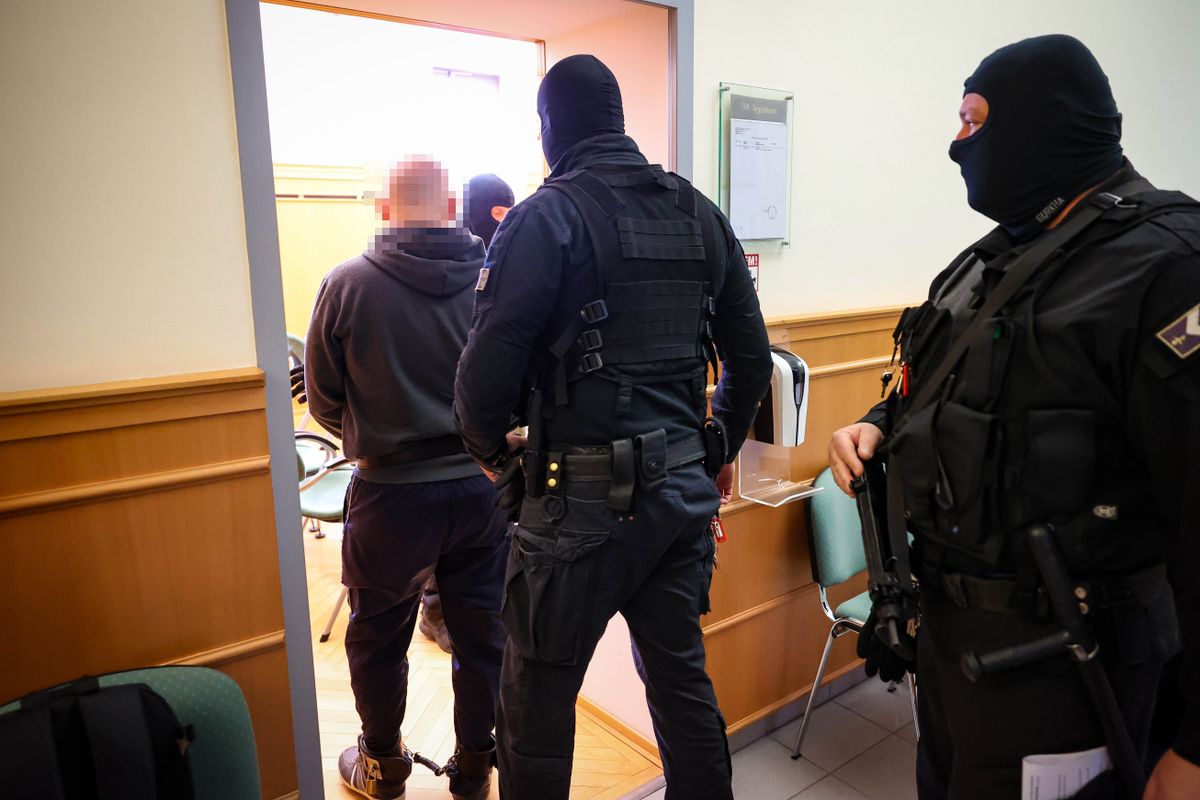 Kommandósok vezetőszáron és bilincsben kísérték a tamási gyilkosság elkövetőjét