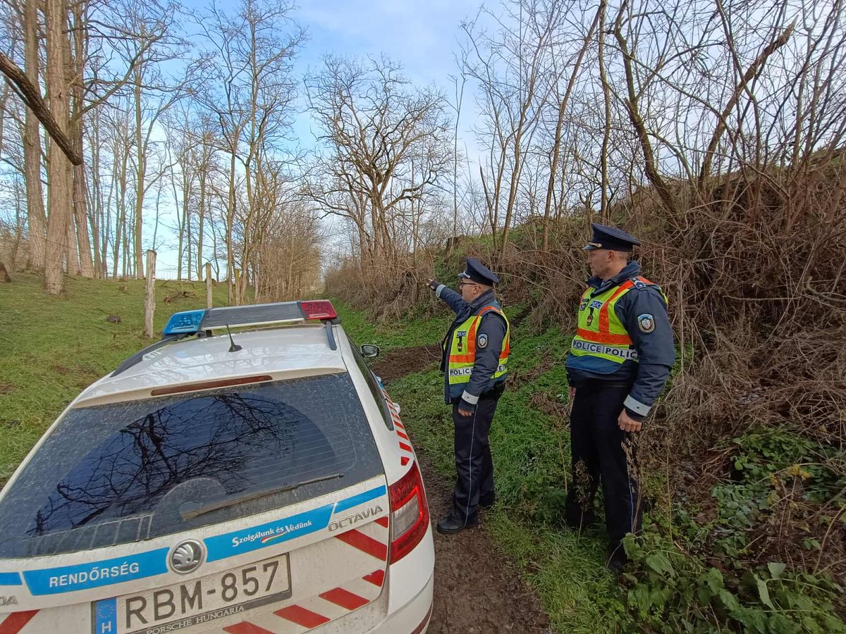 A két rendőr ezen a földúton indult az idős férfi keresésére