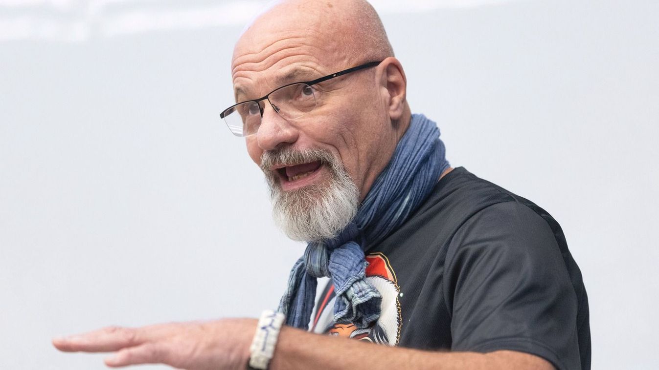 Ma Zacher Gábor toxikológus érkezik Tolna városába