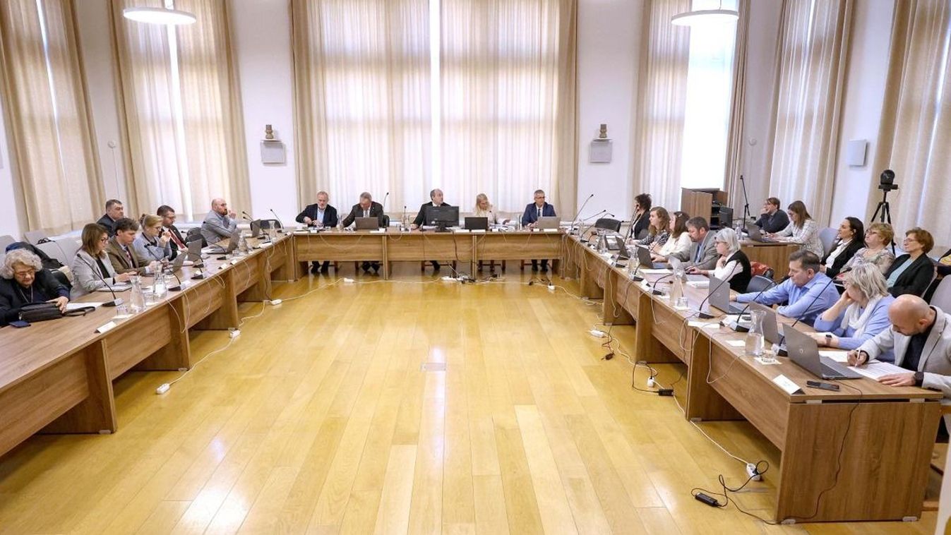 Béremelésekről döntött a szekszárdi közgyűlés – Ők vihetnek haza többet