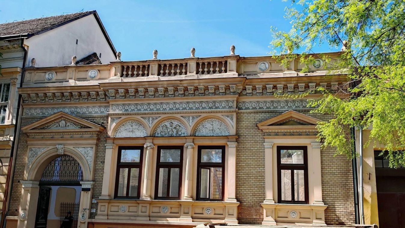 Bontják a tetőt a szekszárdi Séner-házon – megújulhat a patinás épület?