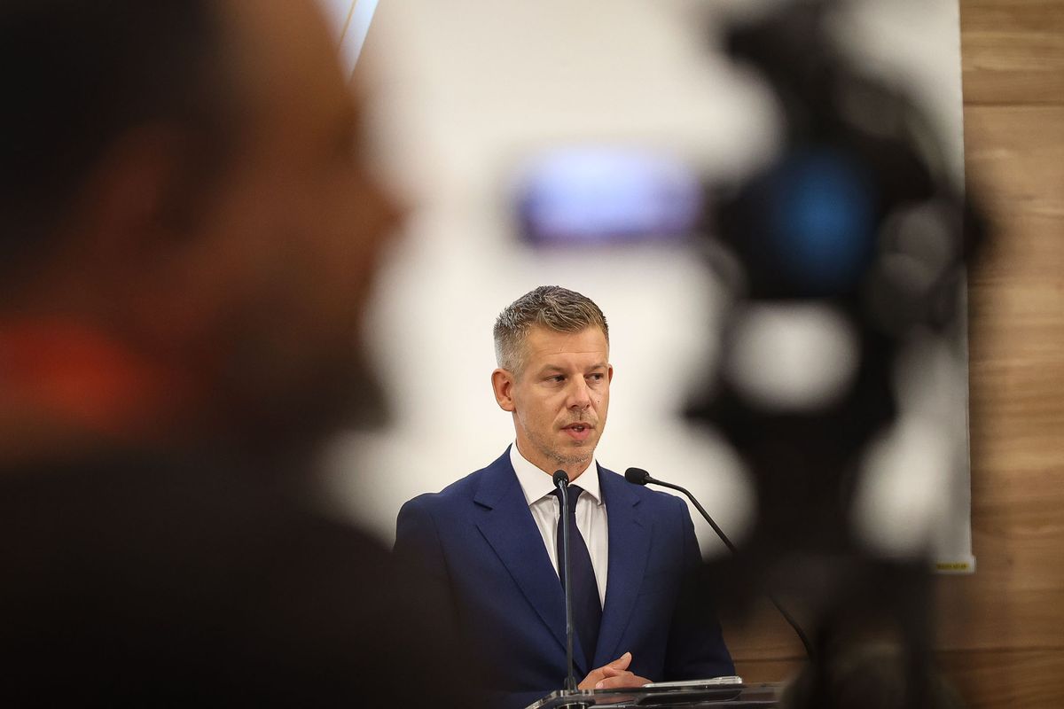 Balatonvilágosról érkezett a férfi, aki leöntötte Magyar Pétert Szekszárdon